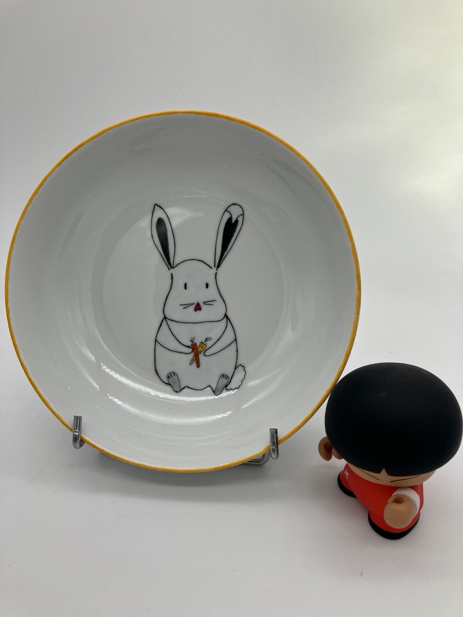 Assiette creuse porcelaine -motif lapin tenant deux carottes-bordure assiette jaune