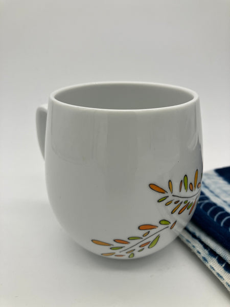 Mug porcelaine peint main Feuillaison détail côté.