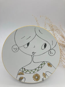 Assiette peinte main porcelaine visage femme corsage fleur