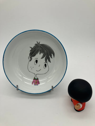 Assiette creuse enfant - porcelaine peinte main- petit garçon cheveux noirs- pull pourpre feuilles vertes et col rayé bleu et vert.