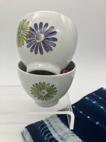 Petit bol porcelaine peint main - grandes fleurs vert bleue rose - 