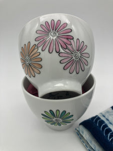 Bol tapas ou thé porcelaine-peint main- Paris - motif fleurs pétales roses et vertes.