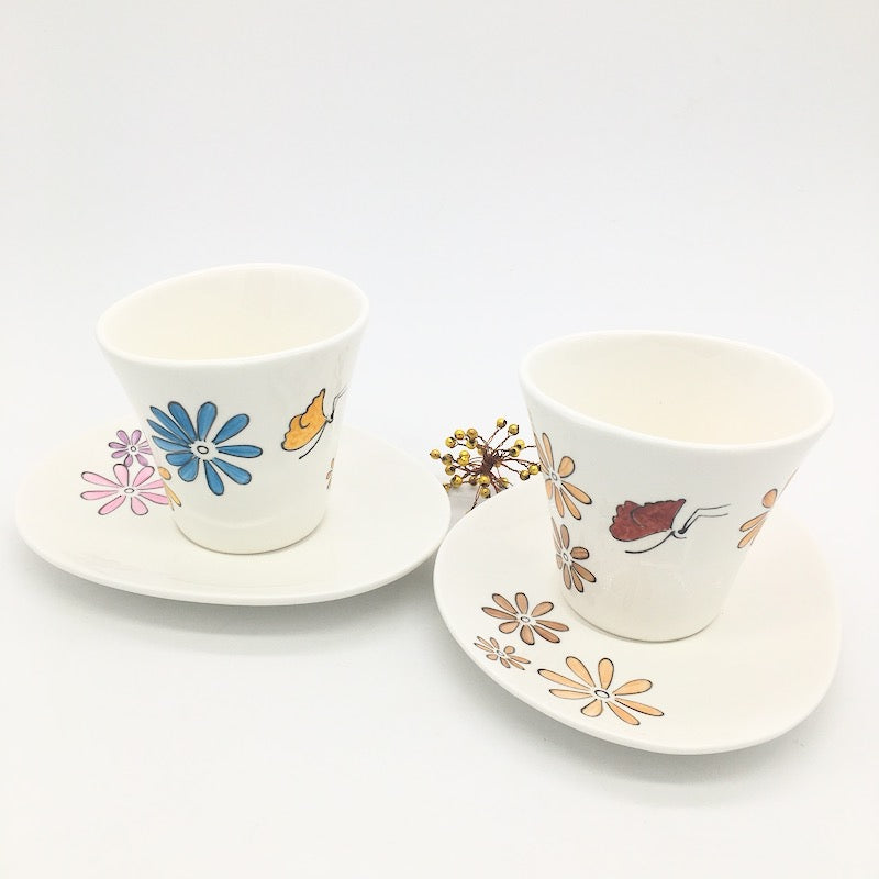 tasses en porcelaine peintes mains à  Paris. Motifs fleurs et papillons.