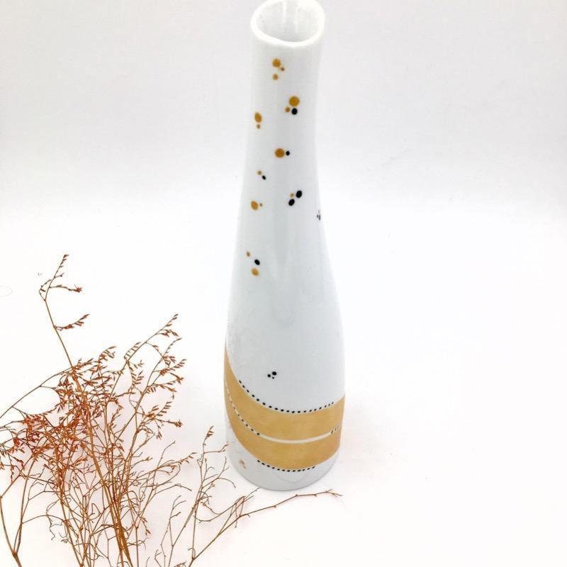 Vase soliflore en verre peint femme robe rouge : par opaleisis Vase soliflore en verre peint femme robe rouge : par opaleisis
